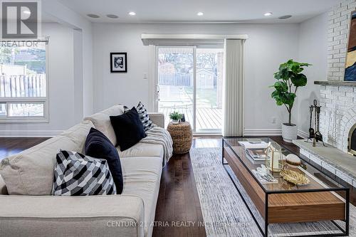 15 Dewitt Court, Markham, ON - Indoor Photo Showing Living Room