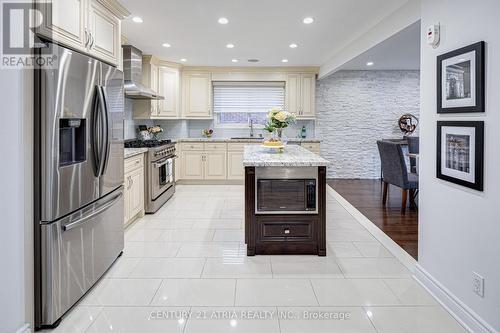 15 Dewitt Court, Markham, ON - Indoor Photo Showing Kitchen With Upgraded Kitchen