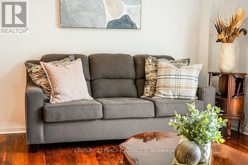 1419 Spring Garden Court, Mississauga, ON - Indoor Photo Showing Living Room