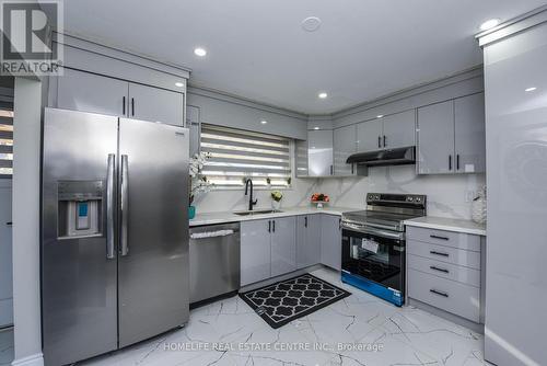 95 Cathcart Crescent, Brampton, ON - Indoor Photo Showing Kitchen