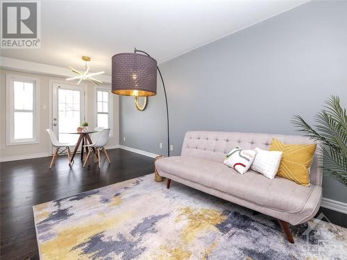 558 Foxlight Crescent, Ottawa, ON - Indoor Photo Showing Living Room