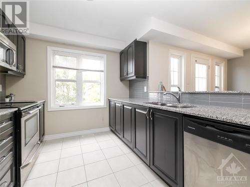 558 Foxlight Crescent, Ottawa, ON - Indoor Photo Showing Kitchen With Double Sink