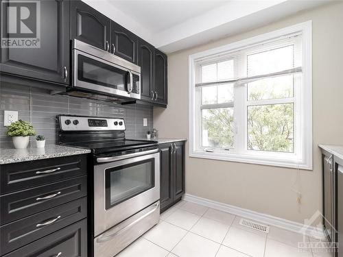 558 Foxlight Crescent, Ottawa, ON - Indoor Photo Showing Kitchen With Stainless Steel Kitchen