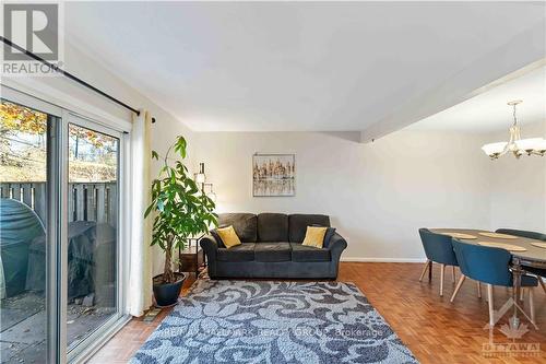 1735 Trappist Lane, Ottawa, ON - Indoor Photo Showing Living Room