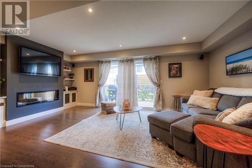 Bright and spacious living room. - 625 Blackbridge Road Unit# 12, Cambridge, ON - Indoor Photo Showing Living Room With Fireplace