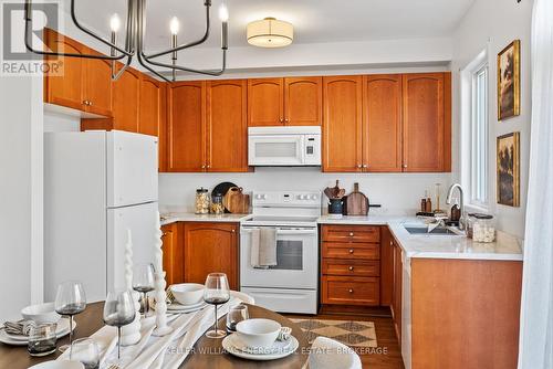 571 Shaftsbury Street, Oshawa (Eastdale), ON - Indoor Photo Showing Kitchen