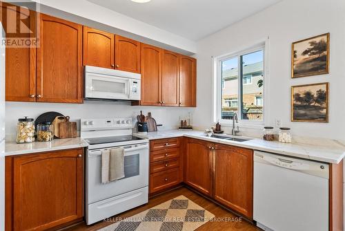 571 Shaftsbury Street, Oshawa (Eastdale), ON - Indoor Photo Showing Kitchen With Double Sink