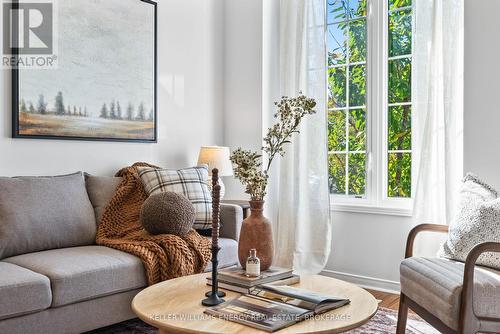 571 Shaftsbury Street, Oshawa (Eastdale), ON - Indoor Photo Showing Living Room