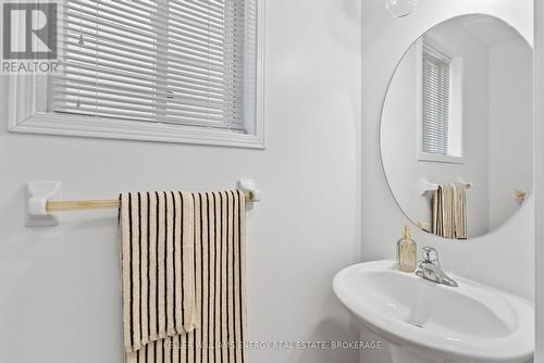 571 Shaftsbury Street, Oshawa (Eastdale), ON - Indoor Photo Showing Bathroom