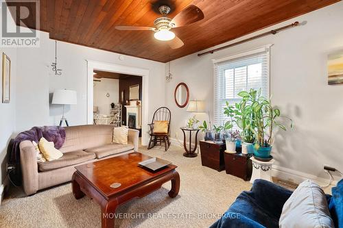 107 Carlton Street, St. Catharines (452 - Haig), ON - Indoor Photo Showing Living Room