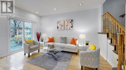 9 - 2 Cox Boulevard, Markham, ON - Indoor Photo Showing Living Room