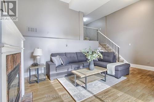 61 Amberhill Way, Aurora, ON - Indoor Photo Showing Living Room