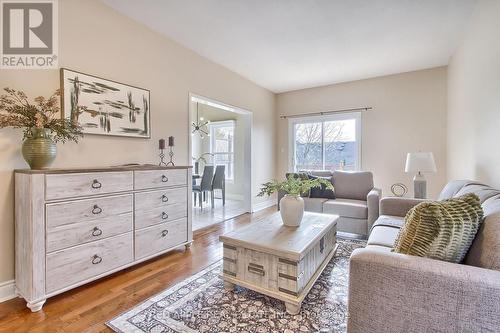 61 Amberhill Way, Aurora, ON - Indoor Photo Showing Living Room