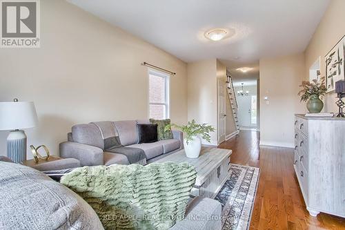 61 Amberhill Way, Aurora, ON - Indoor Photo Showing Living Room