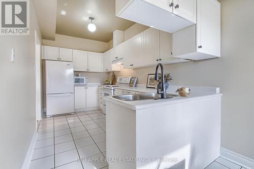 61 Amberhill Way, Aurora, ON - Indoor Photo Showing Kitchen