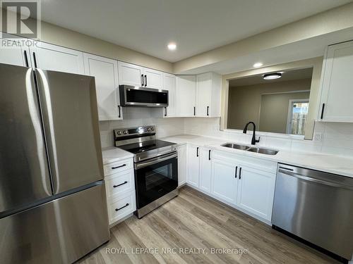 51 - 242 Lakeport Road, St. Catharines (443 - Lakeport), ON - Indoor Photo Showing Kitchen With Stainless Steel Kitchen With Double Sink With Upgraded Kitchen