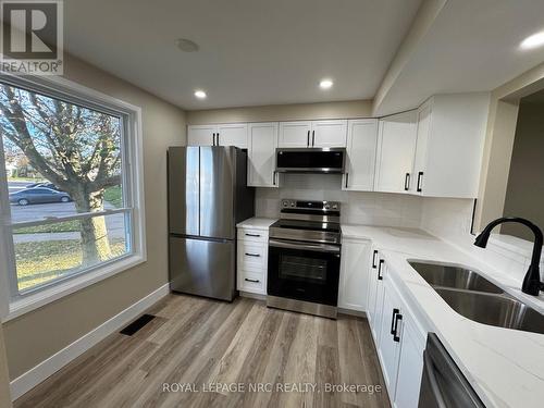 51 - 242 Lakeport Road, St. Catharines (443 - Lakeport), ON - Indoor Photo Showing Kitchen With Double Sink