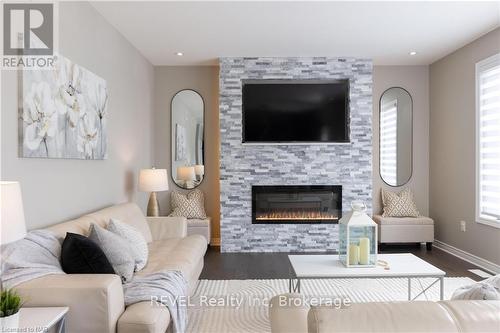 7819 Pender Street, Niagara Falls, ON - Indoor Photo Showing Living Room With Fireplace