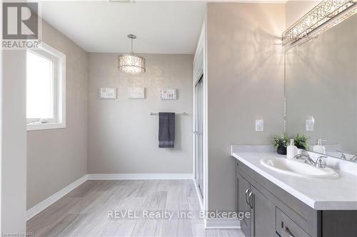 7819 Pender Street, Niagara Falls, ON - Indoor Photo Showing Bathroom