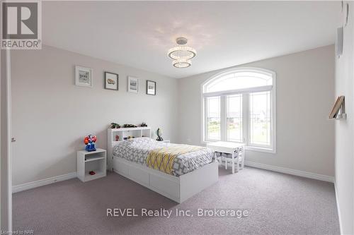 7819 Pender Street, Niagara Falls, ON - Indoor Photo Showing Bedroom