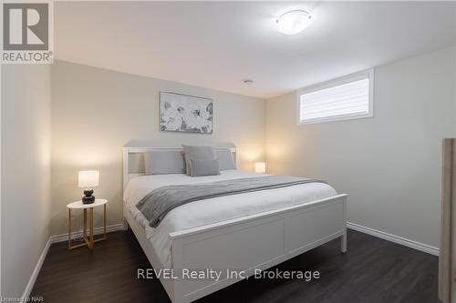 7819 Pender Street, Niagara Falls, ON - Indoor Photo Showing Bedroom