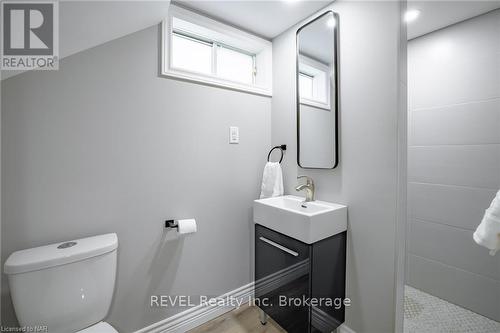 11 Rendale Avenue, St. Catharines, ON - Indoor Photo Showing Bathroom