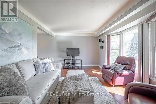 11 Rendale Avenue, St. Catharines, ON - Indoor Photo Showing Living Room