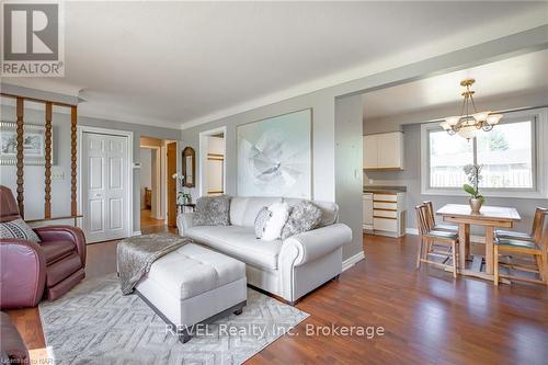 11 Rendale Avenue, St. Catharines, ON - Indoor Photo Showing Living Room