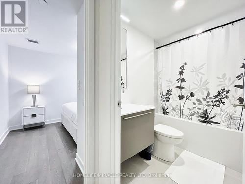 105 - 7 Watkinson Avenue, Toronto, ON - Indoor Photo Showing Bathroom