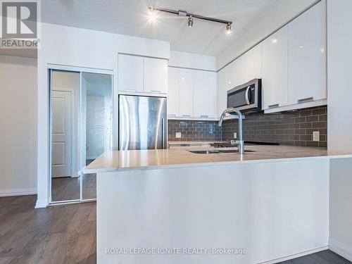 1411 - 35 Watergarden Drive, Mississauga, ON - Indoor Photo Showing Kitchen