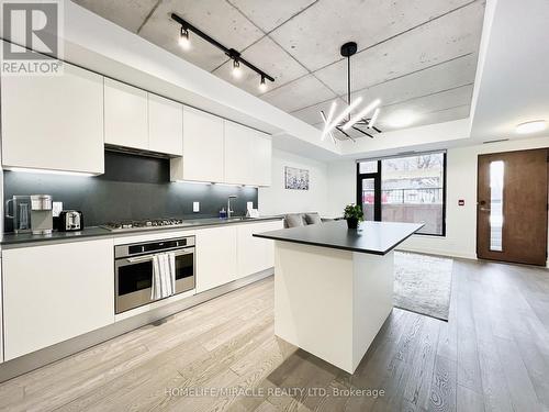 105 - 7 Watkinson Avenue, Toronto, ON - Indoor Photo Showing Kitchen With Upgraded Kitchen