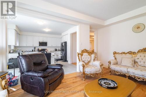 19 Conductor Avenue, Whitchurch-Stouffville, ON - Indoor Photo Showing Living Room