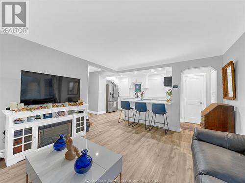 1127 Glidden, Windsor, ON - Indoor Photo Showing Living Room