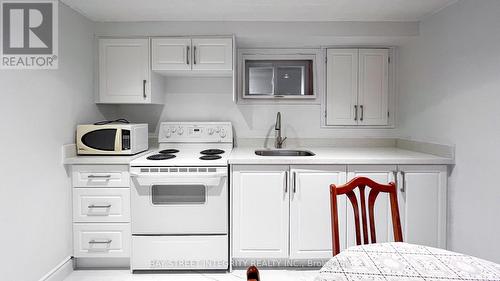 32 Markhaven Road, Markham, ON - Indoor Photo Showing Kitchen