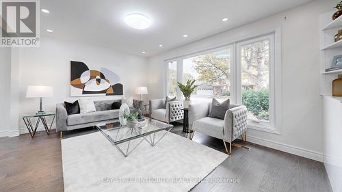 32 Markhaven Road, Markham, ON - Indoor Photo Showing Living Room