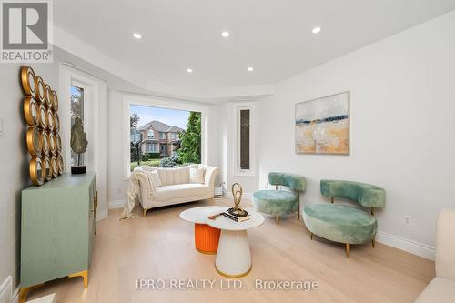 106 Hidden Trail Avenue, Richmond Hill, ON - Indoor Photo Showing Living Room