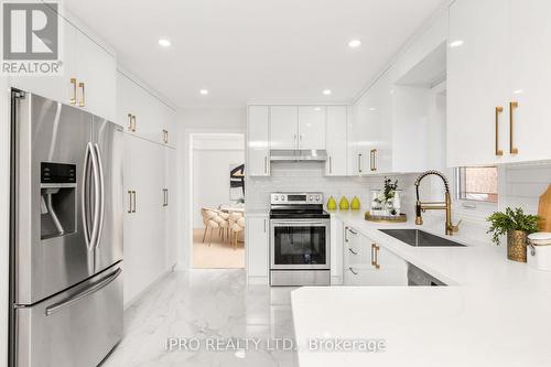 106 Hidden Trail Avenue, Richmond Hill, ON - Indoor Photo Showing Kitchen With Upgraded Kitchen