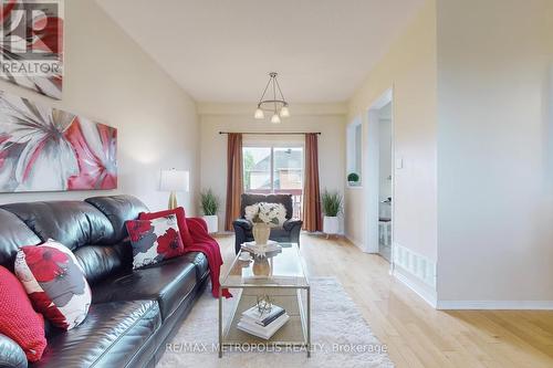 6579 Jazzy Mews, Mississauga, ON - Indoor Photo Showing Living Room