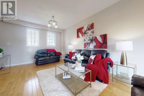 6579 Jazzy Mews, Mississauga, ON - Indoor Photo Showing Living Room