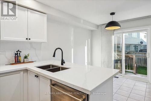 4880 Verdi Street, Burlington, ON - Indoor Photo Showing Kitchen With Double Sink With Upgraded Kitchen