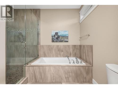 3916 Desert Drive, Vernon, BC - Indoor Photo Showing Bathroom