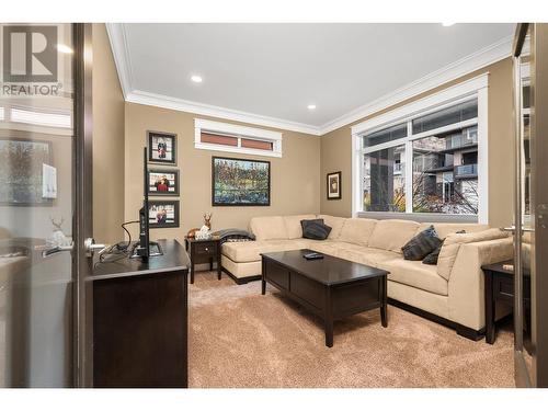 3916 Desert Drive, Vernon, BC - Indoor Photo Showing Living Room