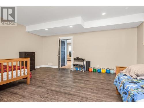 3916 Desert Drive, Vernon, BC - Indoor Photo Showing Bedroom