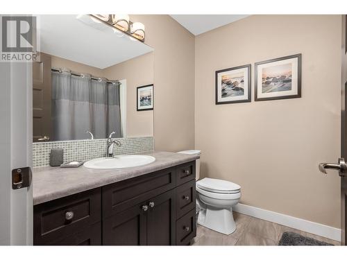 3916 Desert Drive, Vernon, BC - Indoor Photo Showing Bathroom