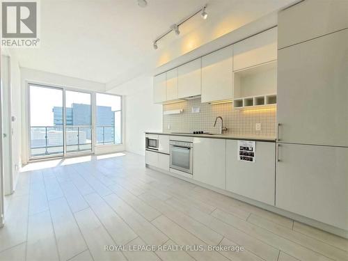 1805 - 5 Buttermill Avenue, Vaughan, ON - Indoor Photo Showing Kitchen