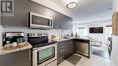 253 - 318 John Street, Markham, ON - Indoor Photo Showing Kitchen With Upgraded Kitchen