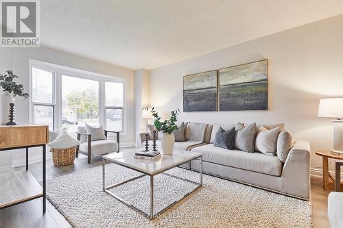 920 Royal Orchard Drive, Oshawa (Pinecrest), ON - Indoor Photo Showing Living Room