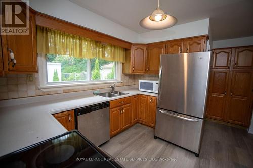 Upper - 521 Wildwood Drive, Oakville, ON - Indoor Photo Showing Kitchen With Double Sink