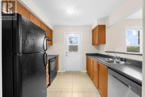 267 Prosser Circle, Milton, ON - Indoor Photo Showing Kitchen With Double Sink