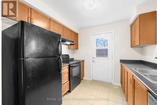 267 Prosser Circle, Milton, ON - Indoor Photo Showing Kitchen With Double Sink